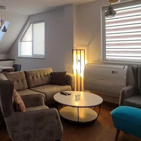 Apartment ~ Velvet ~ & Quiet Flat + Private Parking *